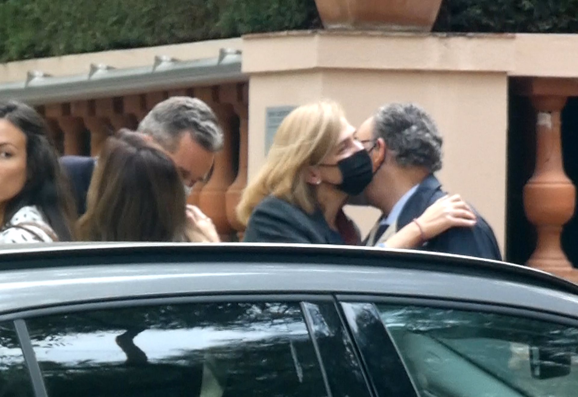 Doña Cristina, de lo más sonriente durante su abrazo al abogado de su marido 