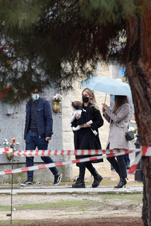 La artista, con su hija Yanay en el último adiós a su querido 'Lalo'