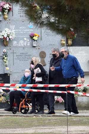 Los padres y la abuela de Edurne, abatidos en el último adiós a su abuelo