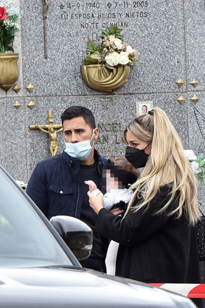 La cantante, completamente de luto en el entierro de su abuelo