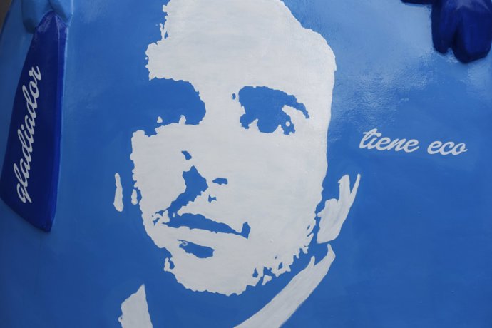 El rostro de Aless preside la escultura creada por Ana Obregón