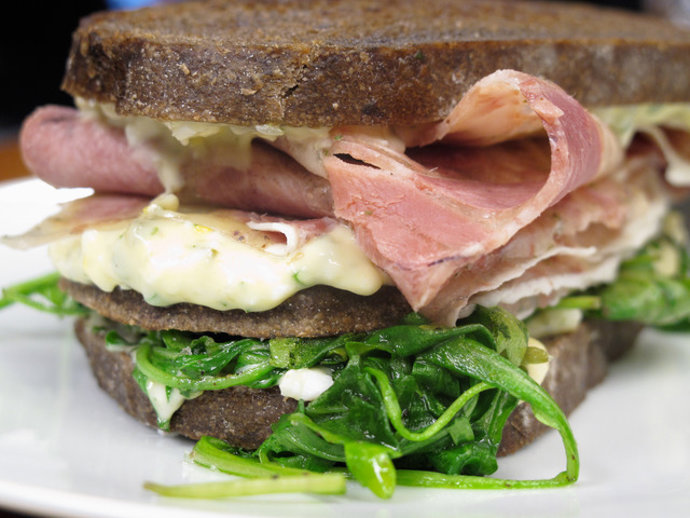 Sándwich jamón asado