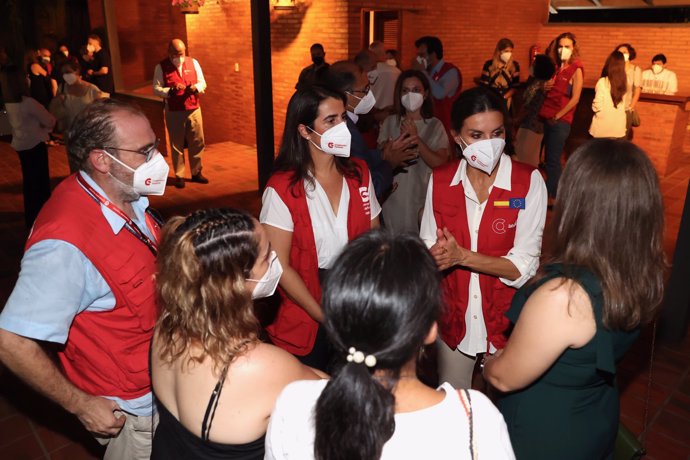 La Reina, charlando con los cooperantes españoles en el país