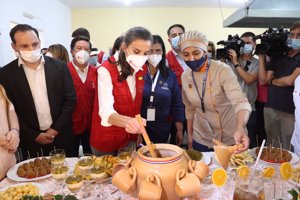 Doña Letizia también ha visitado una Escuela Taller y no ha dudado en ayudar a los jóvenes en el taller de cocina