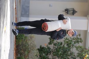 Varios operarios están llevando a cabo el traslado de los enseres de Teresa Campos