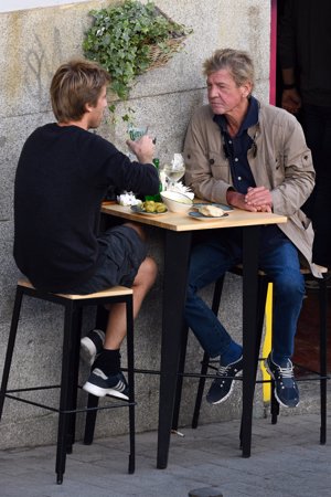Ernesto y Christian Hannover comiendo en una terraza madrileña