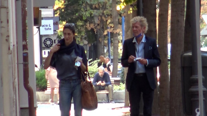 La pareja continúa adelante con su relación a pesar de la preocupación de su entorno