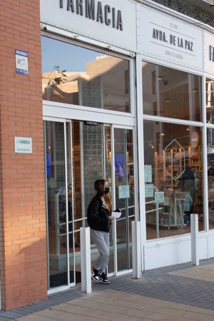 La joven acudió a una farmacia tras abandonar la clínica