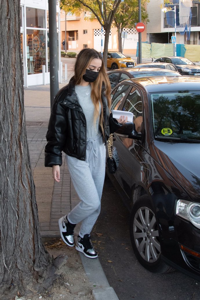 Julia ha acudido a una revisión de su operación de aumento de pecho