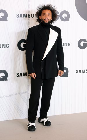 Marcelo, premiado por su carrera, deportiva, elegante con traje negro con solapa blanca