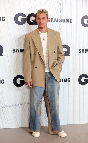 Aron Piper, de los pocos que no lució traje, sorprendió con americana oversize y originales pantalones vaqueros