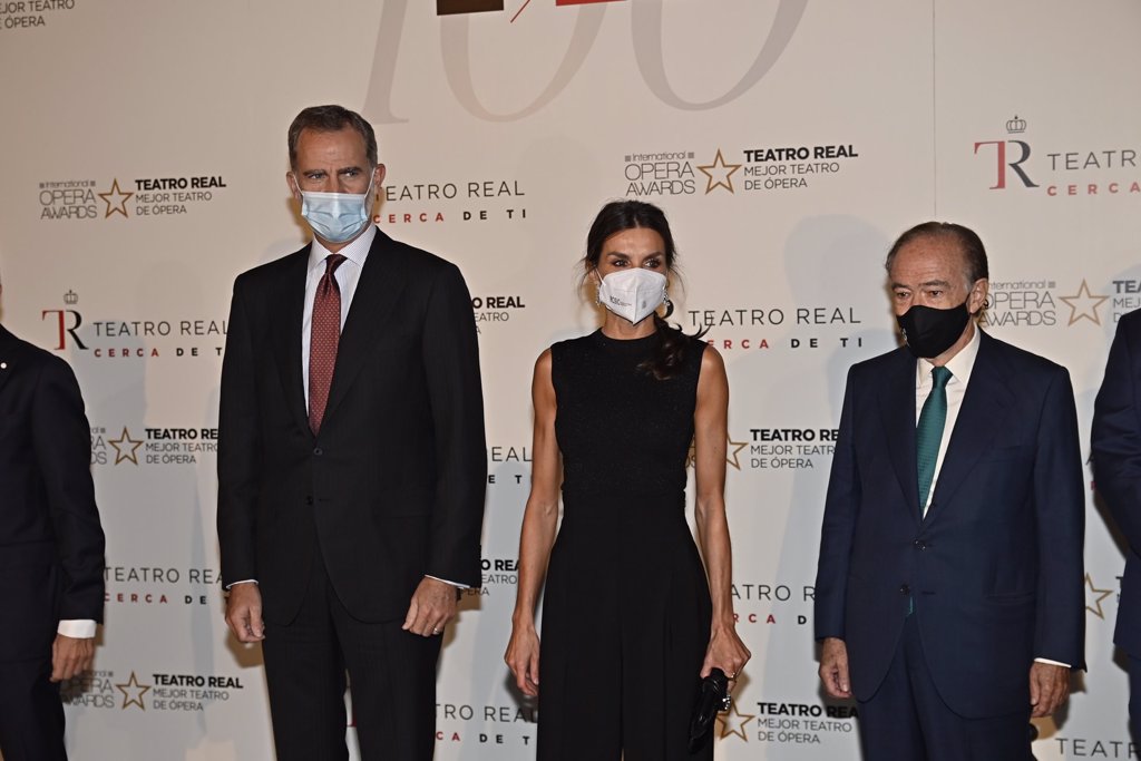 La Reina Letizia Brilla Con Su Look Total Black En El Teatro Real