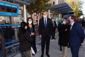 Don Felipe y Doña Letizia, con el alcalde de Madrid y la ministra de Transportes