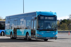 Los Reyes han llegado en autobús a las Cocheras de la EMT en Carabanchel