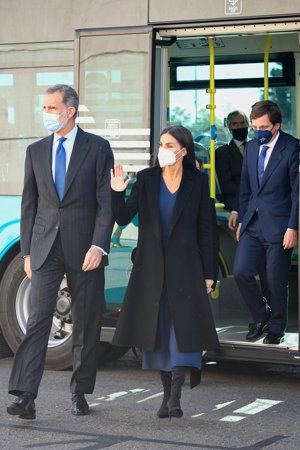 Doña Letizia ha lucido un vestido de punto azul de Massimo Dutti que estrenó en 2020