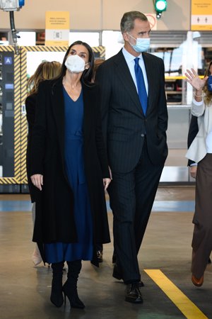 Doña Letizia, sin perder detalle de su visita