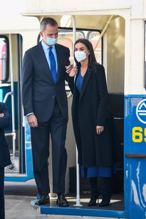 Imagen inédita de los Reyes a bordo de un autobús