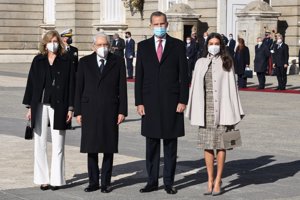 Los Reyes han recibido con honores al presidente de Italia, Sergio Mattarella, y a su hija Laura