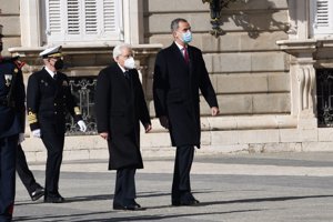 Don Felipe y el presidente de Italia pasando revista a la Guardia Real
