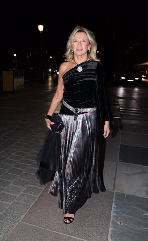 Myriam Lapique, en negro y plata