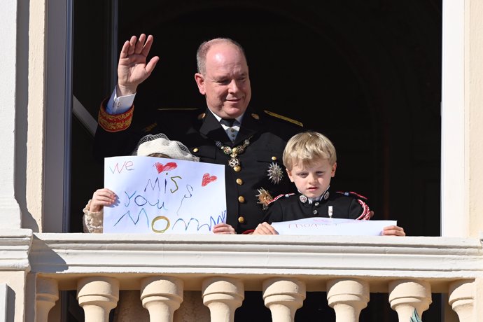 Los hijos de la Princesa Charlene con un dibujo en honor a su mamá