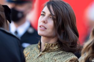 Bello primer plano de Carlota Casiraghi, radiante