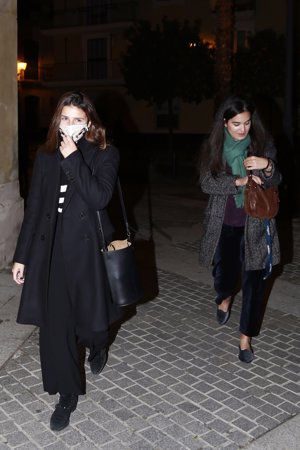 Tana llegó a la misa acompañada por la novia de su tío, Bárbara Mirján