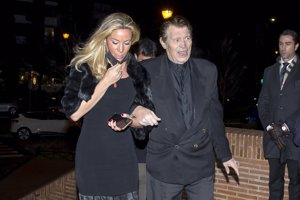 Ramiro Oliveros con su hija Iris a su llegada al funeral en memoria de Concha Márquez Pique