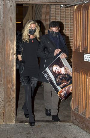 Iris salió de la ceremonia con una imagen de su madre en la mano