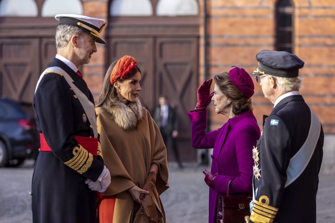 Los Reyes han sido recibidos por sus homónimos suecos en las Caballetizas Reales