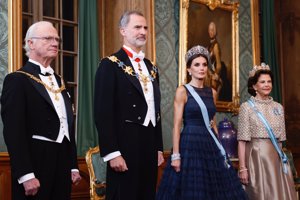 La Reina Letizia impresiona combinando la tiara flor de lis con un vestido de H&M