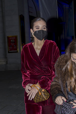 Victoria, muy tímida a su salida del Teatro Real