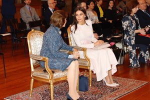 La Reina ha visitado la Biblioteca Bernardotte con Silvia de Suecia