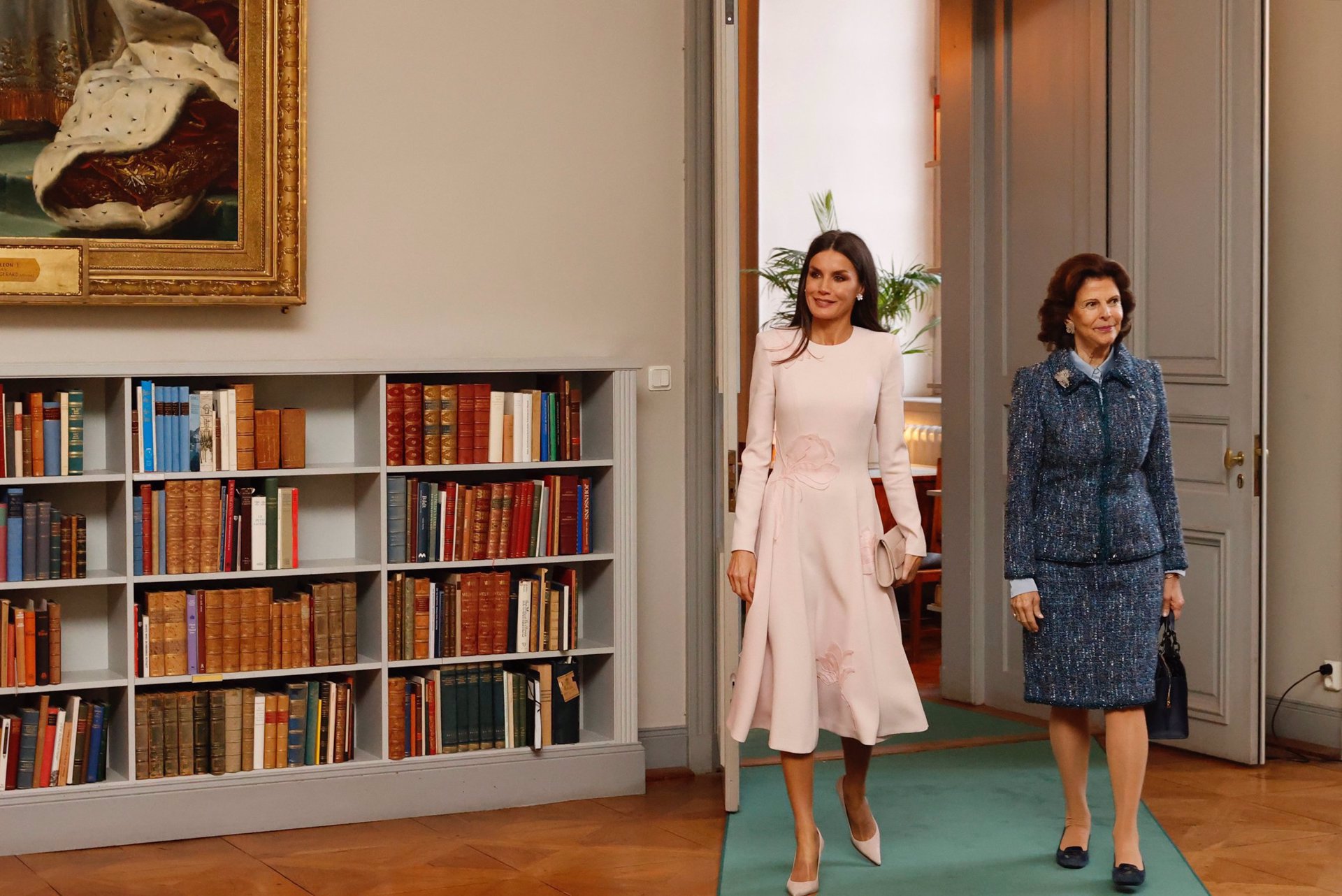 La Reina Letizia ha estrenado un diseño rosa en su último día en Suecia