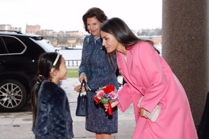 La Reina ha completado su look con un elegante abrigo rosa chicle también de Pedro del Hierro