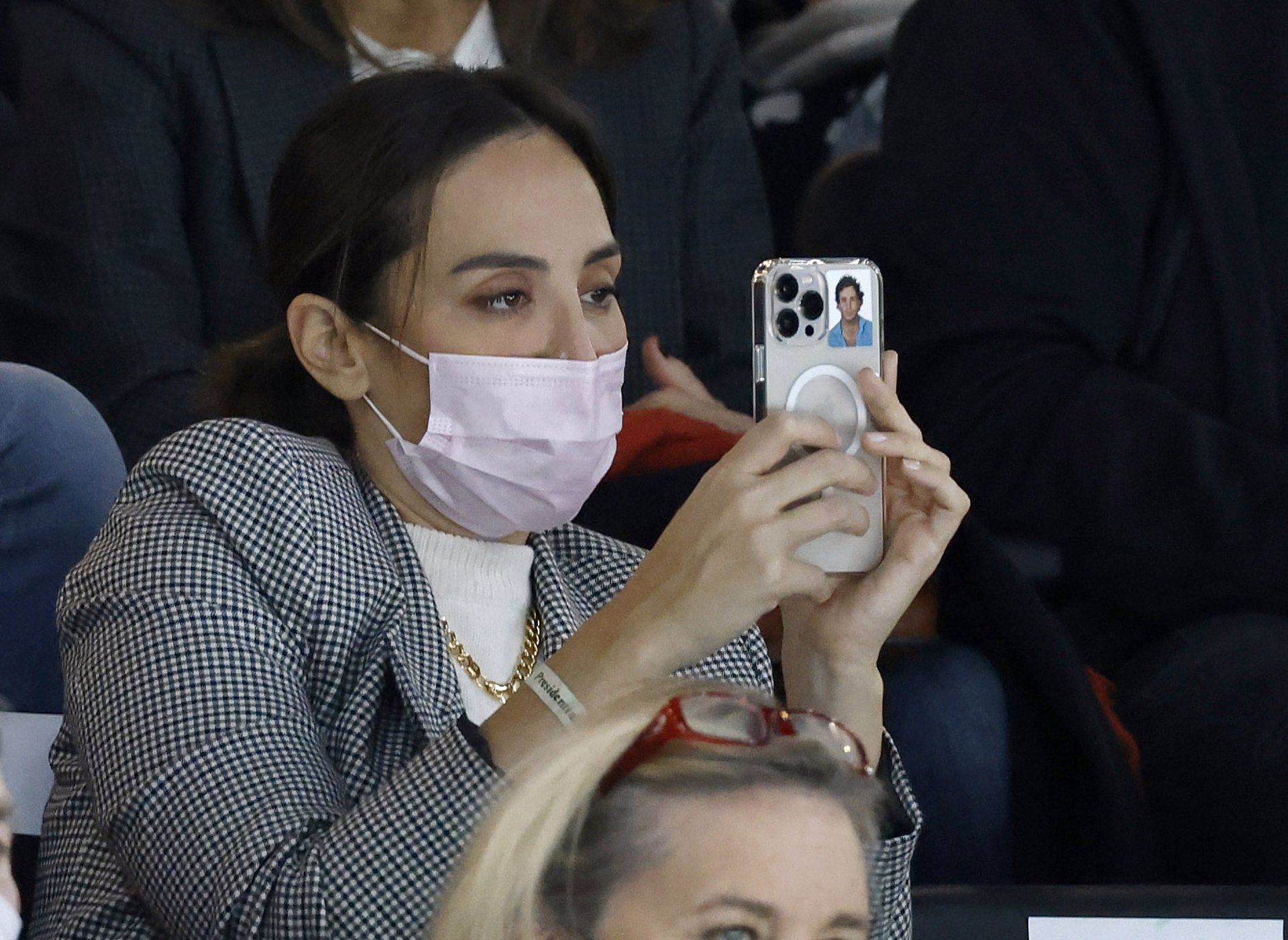 Tamara lleva una foto de Íñigo Onieva en su móvil