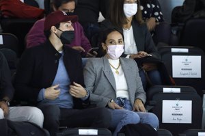 Suenan campanas de boda en la pareja, más enamorada que nunca