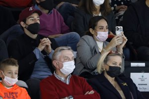 Tamara no perdió detalle del partido con su teléfono móvil en la mano