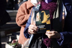Cientos de personas han asistido al entierro de Almudena Grandes con una de sus obras