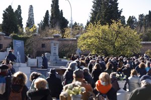 Cientos de personas han asistido al entierro de Almudena Grandes con una de sus obras