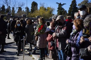 La familia de Almudena Grandes ha estado arropada por cientos de personas en su último adiós