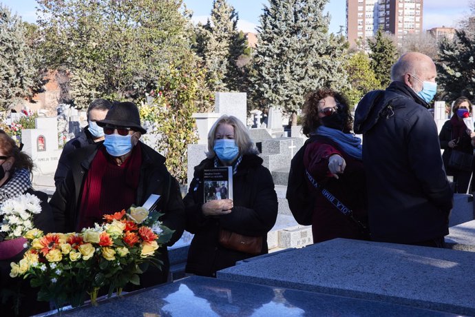 Cientos de personas han despedido a Almudena Grandes en el cementerio de La Almudena