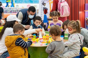 Niños jugando en una de las tiendas de Toys 