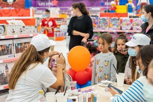 La experiencia de visitar una juguetería con un niño es única y más en estas fechas tan especiales