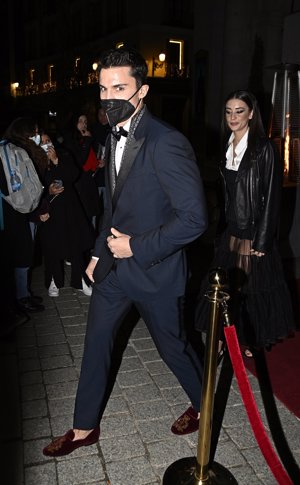 La pareja posó por separado pero abandonaron el Teatro Real junta