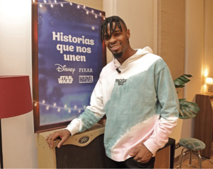 Famous Oberogo interpreta la canción principal de la banda sonora del nuevo brand spot navideño de Disney