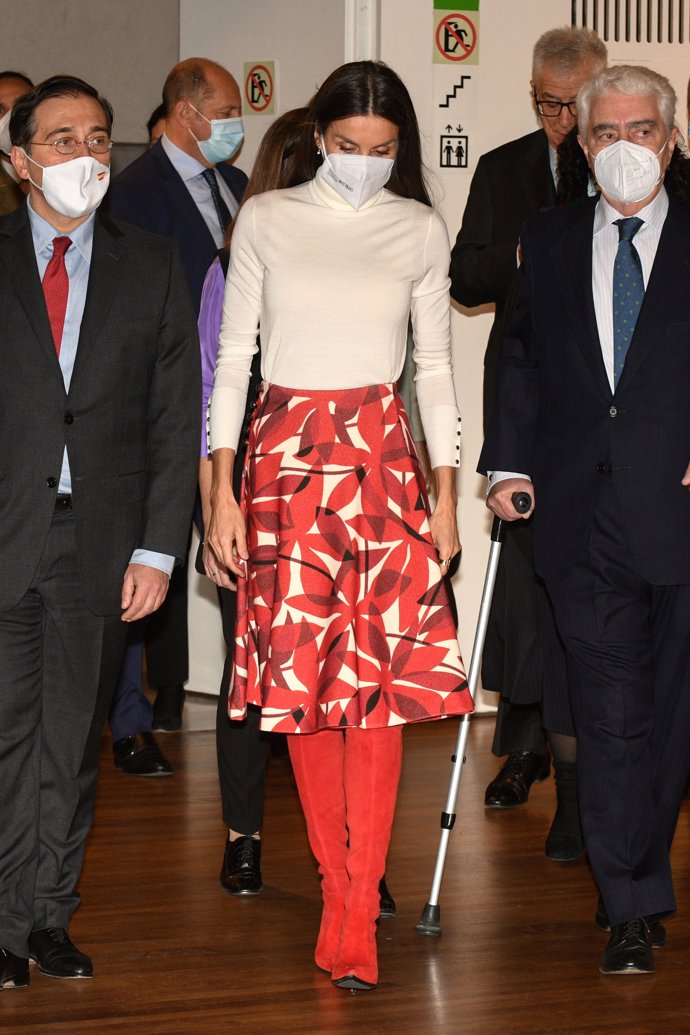 La Reina, radiante en rojo y blanco a su llegada al acto