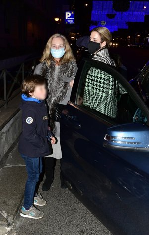 Amelia Bono, con su madre y uno de sus hijos tras una divertida velada familiar