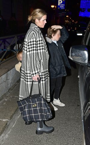 Amelia presumió de estilo con un abrigo de cuadros oversize bicolor