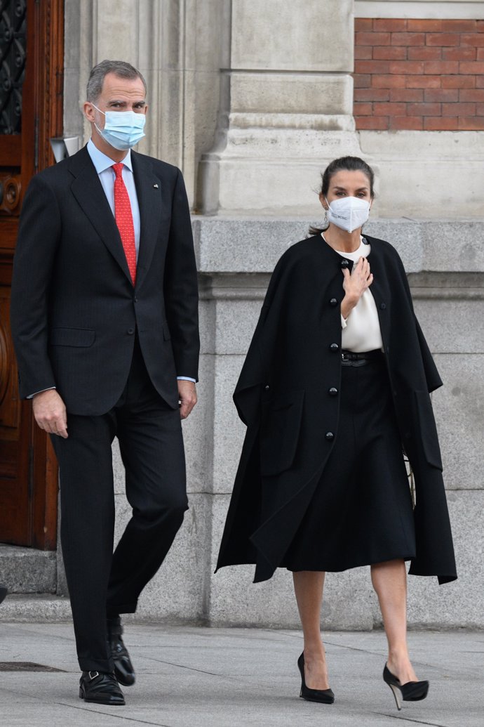 La Reina, elegantísima abandonando el acto con Don Felipe